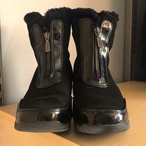 Khombu Lily women’s faux fur trim black boots